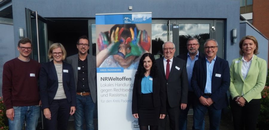 Haben das Landesprogramm NRWeltoffen im Kreis Paderborn gestartet (von links): Frederic Clasmeier (Mobile Beratung), Kirsten John-Stucke (Kreismuseum Wewelsburg), Carlos Tomé (Kreisjugendamt), Tamari Herding (Koordinierungsfachkraft „NRWeltoffen“), Vinzenz Heggen (stellv. Landrat), Bernhard Lünz (Kommunales Integrationszentrum Kreis Paderborn), Oliver Boraucke (Jugendamt der Stadt Paderborn), Edith Rehmann-Decker (Kreisjugendamt). (Foto: Kreismuseum Wewelsburg, Pauline Schweser) Haben das Landesprogramm NRWeltoffen im Kreis Paderborn gestartet (von links): Frederic Clasmeier (Mobile Beratung), Kirsten John-Stucke (Kreismuseum Wewelsburg), Carlos Tomé (Kreisjugendamt), Tamari Herding (Koordinierungsfachkraft „NRWeltoffen“), Vinzenz Heggen (stellv. Landrat), Bernhard Lünz (Kommunales Integrationszentrum Kreis Paderborn), Oliver Boraucke (Jugendamt der Stadt Paderborn), Edith Rehmann-Decker (Kreisjugendamt). (Foto: Kreismuseum Wewelsburg, Pauline Schweser)